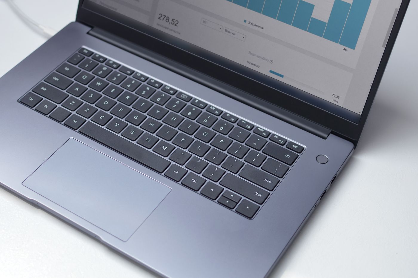 Ordinateur moderne affichant un tableau analytique