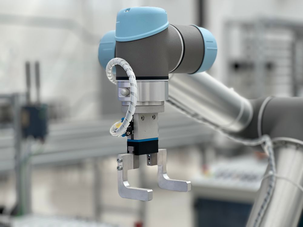 Bras robotique réalisant une opération automatisée